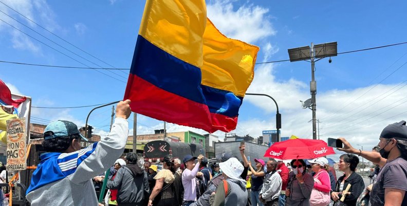 Protestas Soacha Bandera de Colombia ondeada durante una protesta en las calles de Soacha