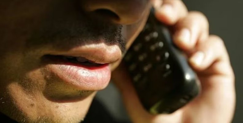 Extorsión Hombre llamando por un celular para hacer una extorsión