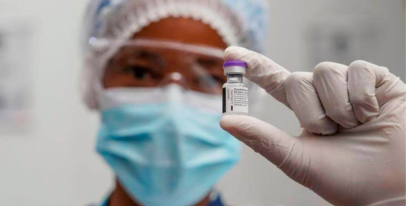 Coronavirus Personal médico sostiene un tarro de la vacuna contra covid-19