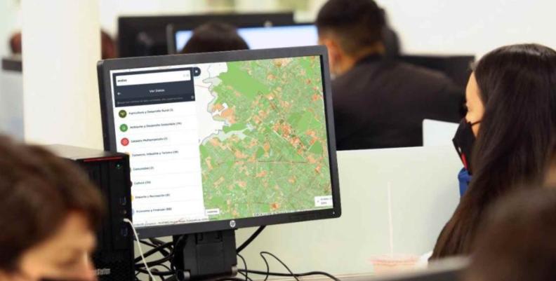 Imagen: Alcaldía de Bogotá Persona mirando un computador con la aplicación de Mapas Bogotá