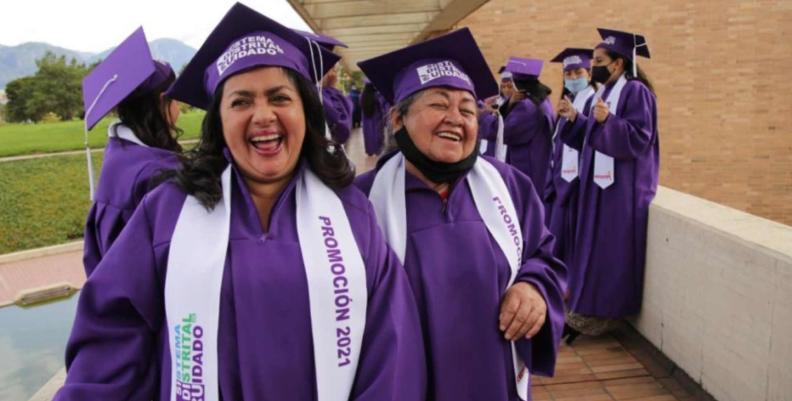 Foto: Alcaldía de Bogotá Mujeres de la Manzanas del Cuidado graduándose