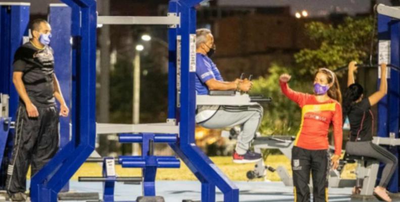 Imagen: Alcaldía de Bogotá Personas haciendo uso de los gimnasios nocturnos en parques de Bogotá