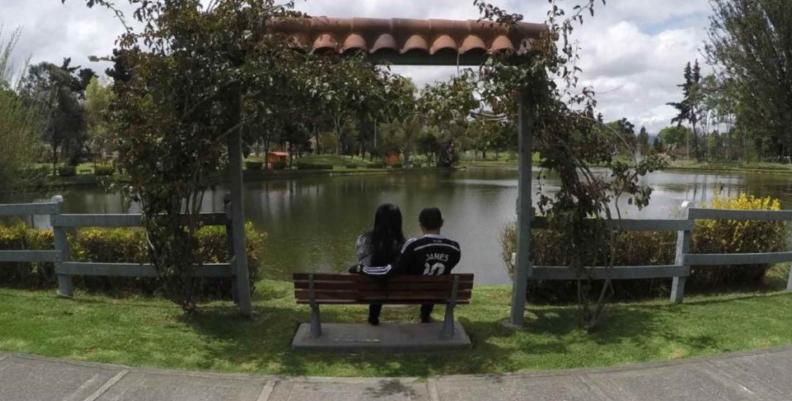 Imagen: Alcaldía de Bogotá Un hombre y una mujer sentados frente al lago del Parque de los Novios