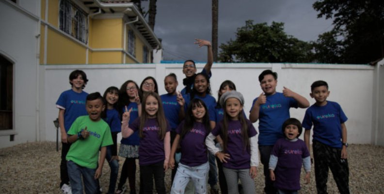 Generación Eureka Niños de Generación Eureka reunidos posando frente a la cámara
