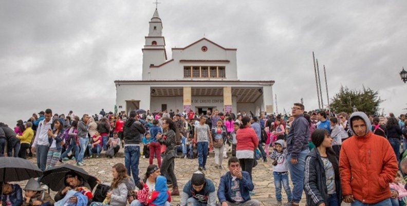 Recomendaciones para evitar robos en Semana Santa en Bogotá Personas frente una iglesia
