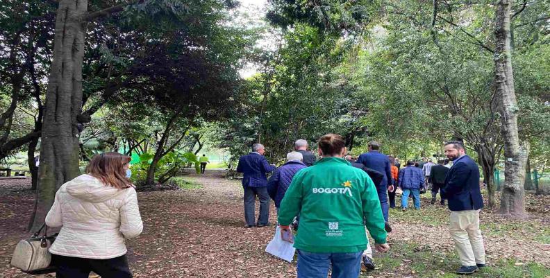 Imagen: Secretaría de Ambiente Funcionarios del Distrito caminando por zonas ambientales de la capital