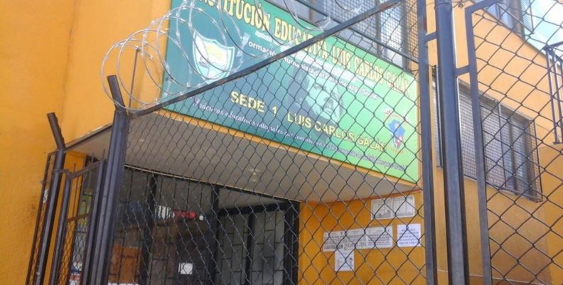 Colegio Luis Carlos Galán Fachada del colegio Luis Carlos Galán, en Cazucá, Soacha.