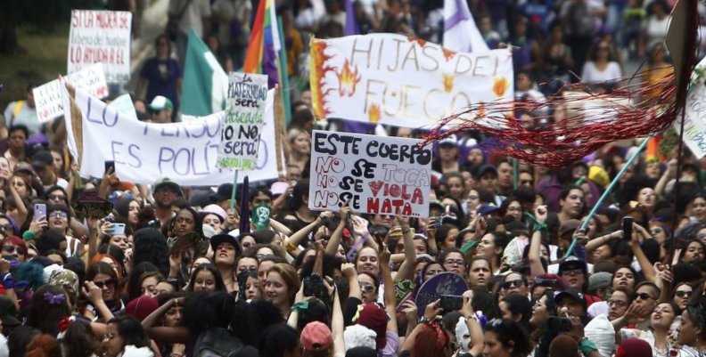 Mujeres Mujeres en una marcha feminista