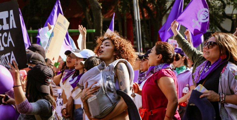 Mujeres marchando durante el 25N