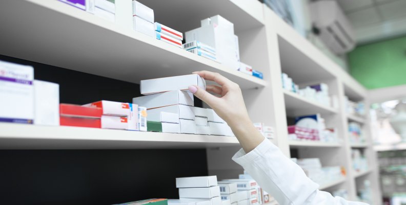 Desabastecimiento de medicamentos Personas acomodando medicamentos en un a estantería