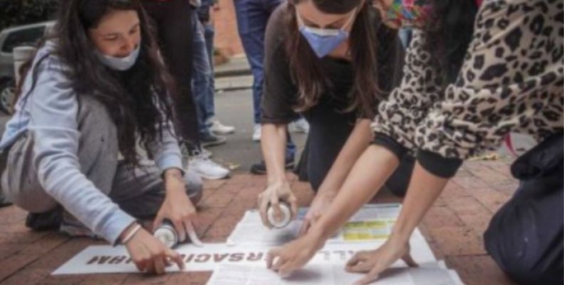 Mujeres de referencia Imagen de referencia de mujeres escribiendo un letrero.