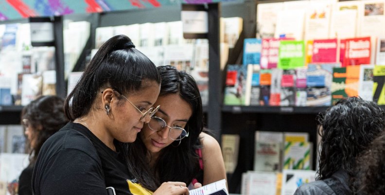 FILBo 2024: escritoras nacionales e internacionales invitadas Dos mujeres leyendo libros en la FILBo