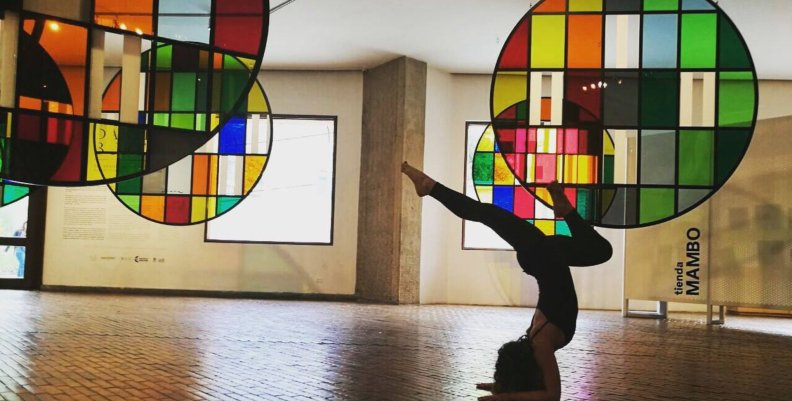 Celebremos el Día Internacional de los Museos: 5 museos para visitar en Bogotá Mujer en un museo