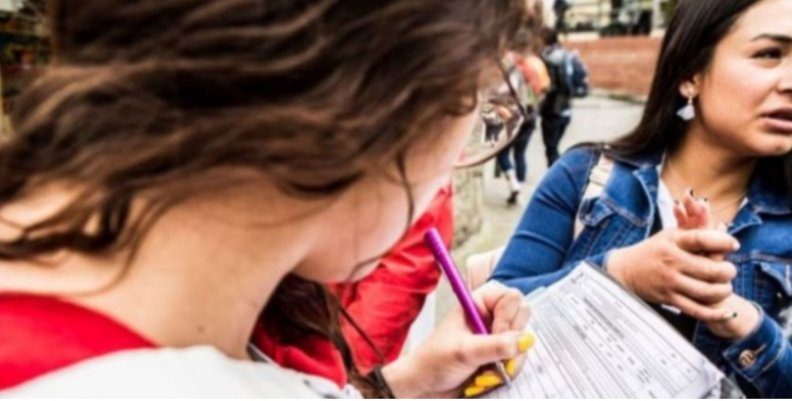 Jóvenes Jóvenes firmando una encuesta