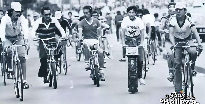 Grupo de amigos en bicicleta en la ciclovía Cortesía de Bogotá Antigua