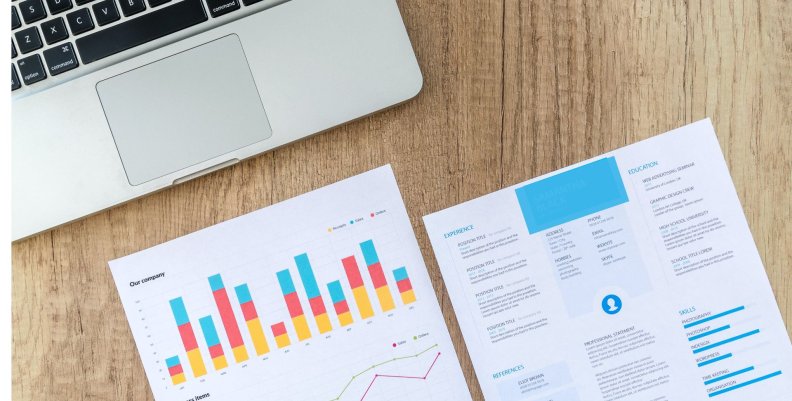 Estadísticas tasa de desempleo Escritorio con documentos de estadística y papeleos alusivos al desempleo