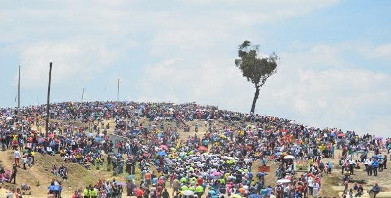 Palo del ahorcado Gente conglomerada al lado del palo del ahorcado, en Ciudad Bolívar