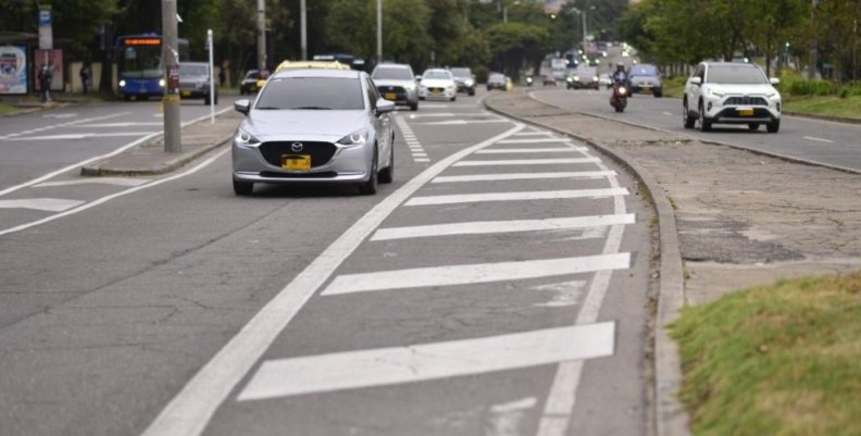 Pico y placa Vehículos transitando por una vía principal de Bogotá