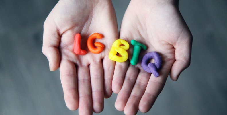 LGBTIQ+ Manos con la palabra LGBTQ hecha de plastilina