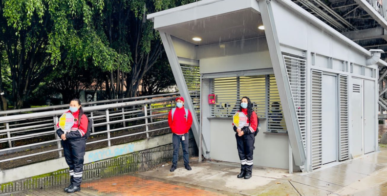 TransMiPass Personas en una estación de TransMilenio