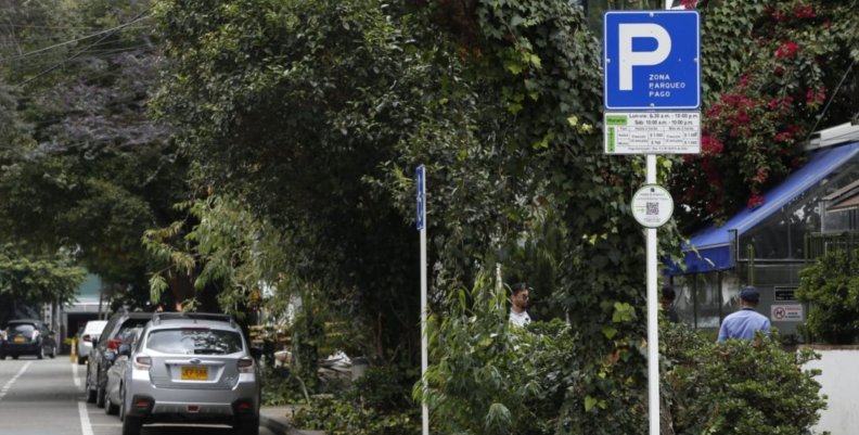 Zona de parqueo pago Imagen de una zona de parqueo pago en Bogotá
