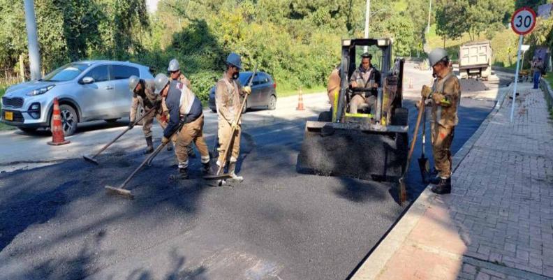Imagen: IDU Trabajadores pavimentando una calle
