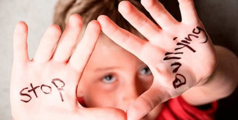 Bullying Niños con la frase "Stop Bullying" pintada en sus manos