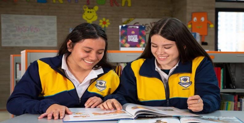 Imagen: Secretaría de Educación Estudiantes leyendo un libro