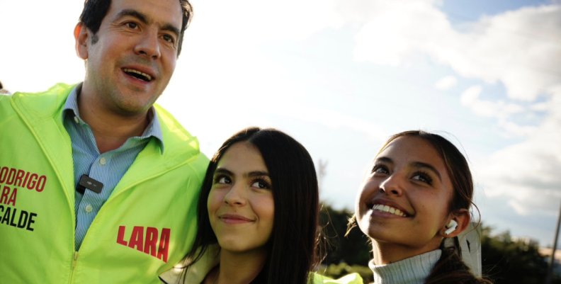 Rodrigo Lara Bonilla Rodrigo Lara con dos seguidoras sonriendo ante la cámara