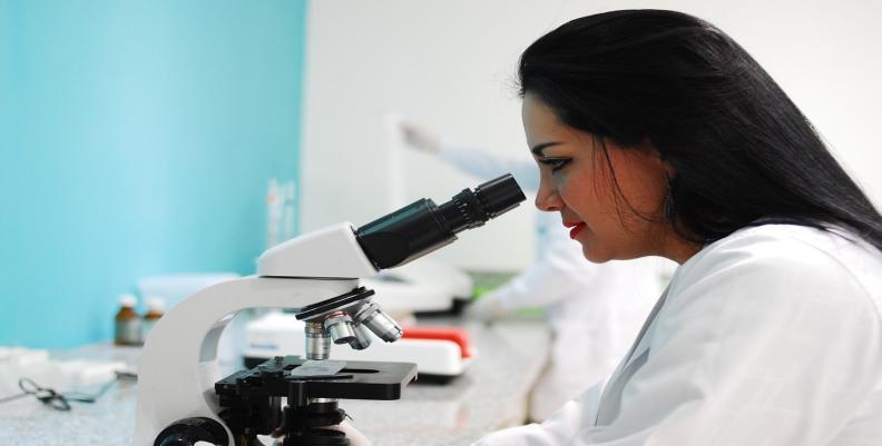 BibloRed conmemorará el Día Internacional de la mujer y la niña en la ciencia Científica con microscopio