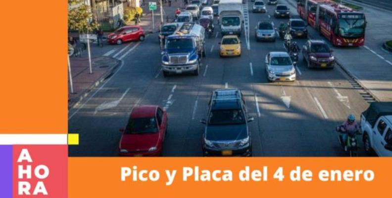 Pico y placa en Bogotá para este 4 de enero Foto de una vía de Bogotá con varios carros transitando durante el día.