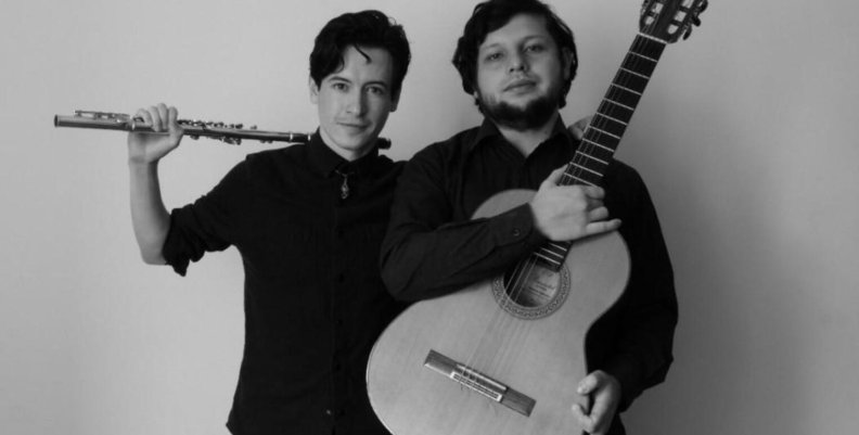 Planes en Bogotá para abril Dos hombres, uno con guitarra y otro con una flauta traversa