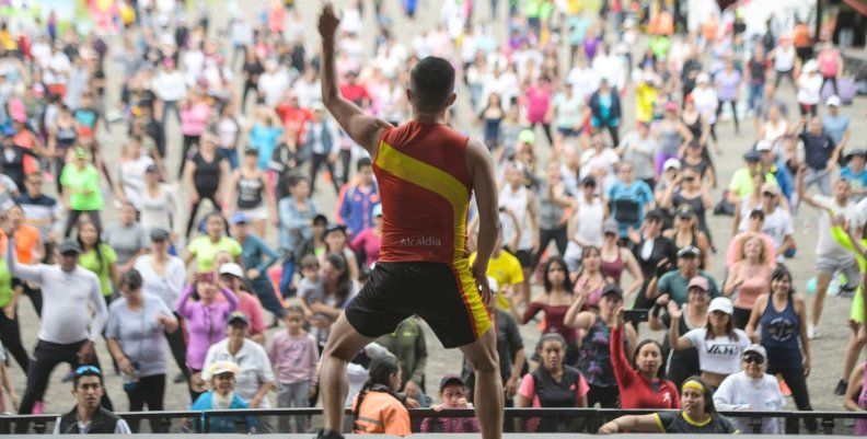 Día Mundial de la Actividad Física en Bogotá Personas al aire libre realizando actividad física