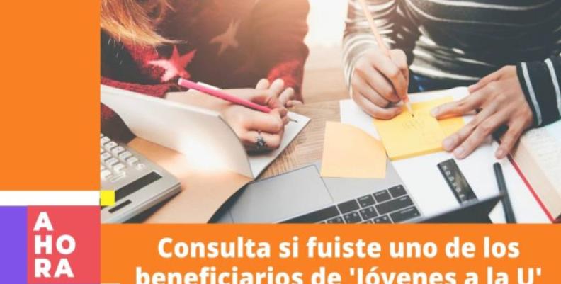 Jóvenes a la U: esta es la lista de los seleccionados Aquí se pueden observar las manos de dos estudiantes haciendo tareas con unos cuadernos, notas y un computador.