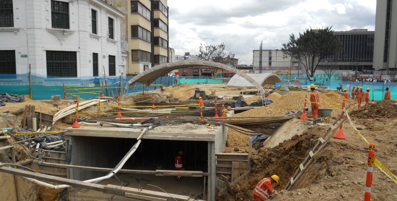 Obra_de_Transmilenio_en_la_carrera_13_A_con_calle_26 Obra_de_Transmilenio_en_la_carrera_13_A_con_calle_26