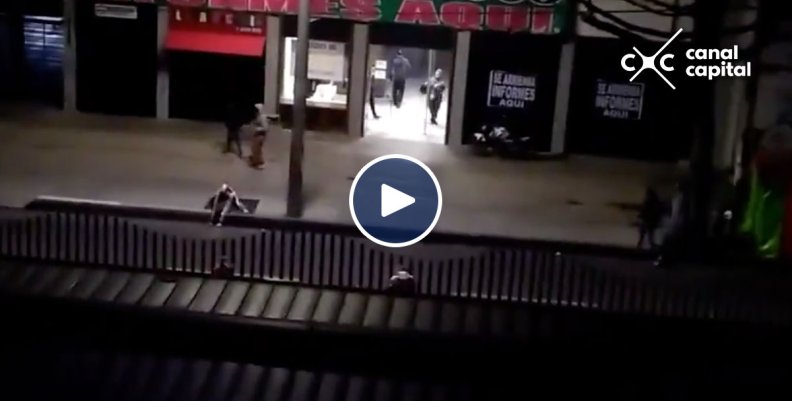En video quedó registrado ataque de vándalos a Estación Calle 57 En video quedó registrado ataque de vándalos a Estación Calle 57