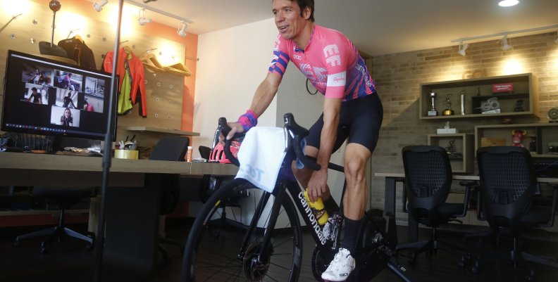 Rigoberto Urán realiza carrera y entrenamiento virtual con amigos y aficionados Rigoberto Urán realiza carrera y entrenamiento virtual con amigos y aficionados