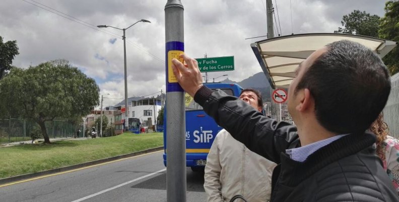 TransMilenio lanza campaña para respetar plaquetas de señalización en braille TransMilenio lanza campaña para respetar plaquetas de señalización en braille