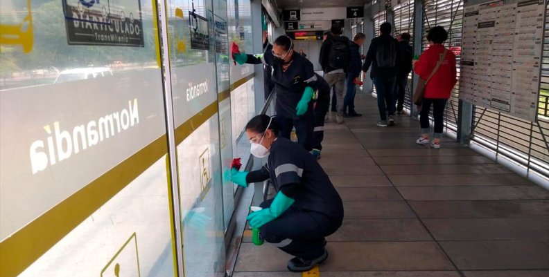 Jornada de limpieza y desinfección de TransMilenio. Jornada de limpieza y desinfección de TransMilenio.