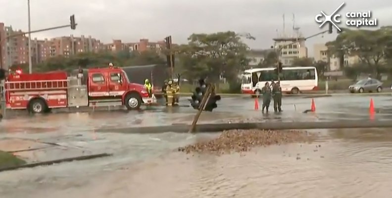 Cerrada Avenida La Esperanza con carrera 50 por rotura de tubo de agua Cerrada Avenida La Esperanza con carrera 50 por rotura de tubo de agua