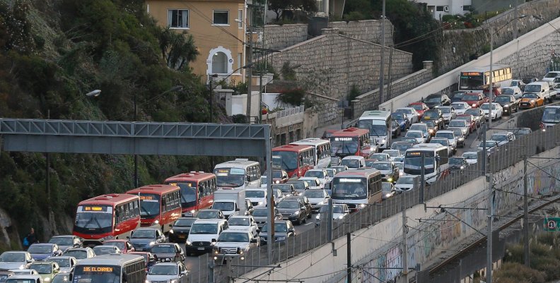 Vehículos en una autopista tras una alerta preventiva de tsunami tras un sismo en Viña del Mar, Chile Vehículos en una autopista tras una alerta preventiva de tsunami tras un sismo en Viña del Mar, Chile