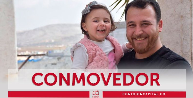 Un padre sirio hace creer a su hija que los bombardeos son un juego para que se ría Un padre sirio hace creer a su hija que los bombardeos son un juego para que se ría
