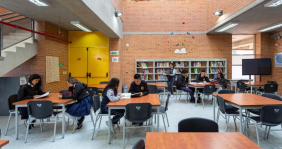 Jóvenes estudiando 