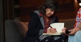 Laura Restrepo firmando un libro 