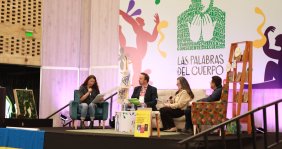 Cuatro personas sentadas en un salón de Corferias 