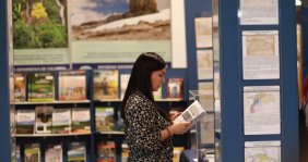 Mujer con un libro en las manos 