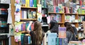 Dos mujeres mirando libros en una estantería 