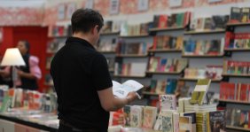 Un hombre leyendo un libro 