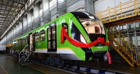 Un vagón verde sobre unos rieles