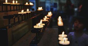 Un altar lleno de velas encendidas